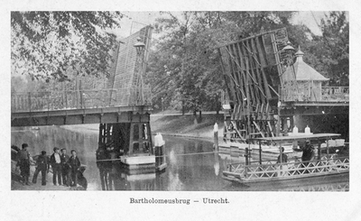 2200 Gezicht op de bijna voltooide Bartholomeïbrug over de Stadsbuitengracht te Utrecht, met op de voorgrond het ...